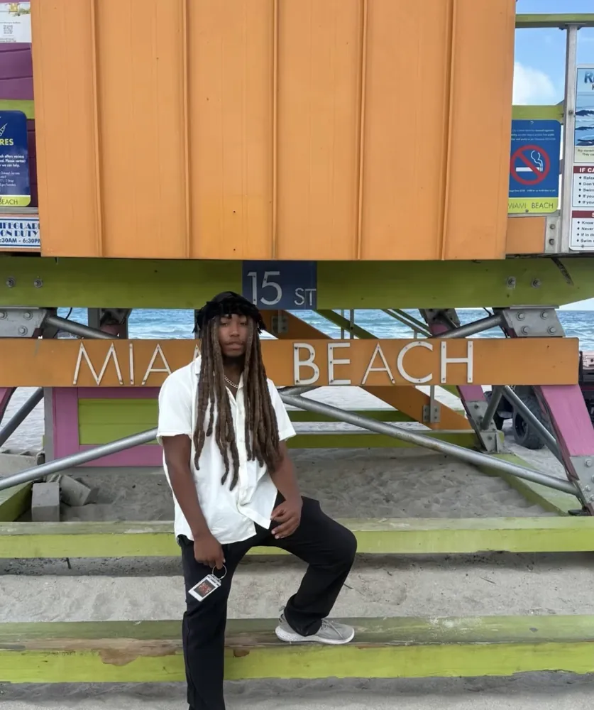 A customer carrying a custom Frame Wave tag at Miami Beach